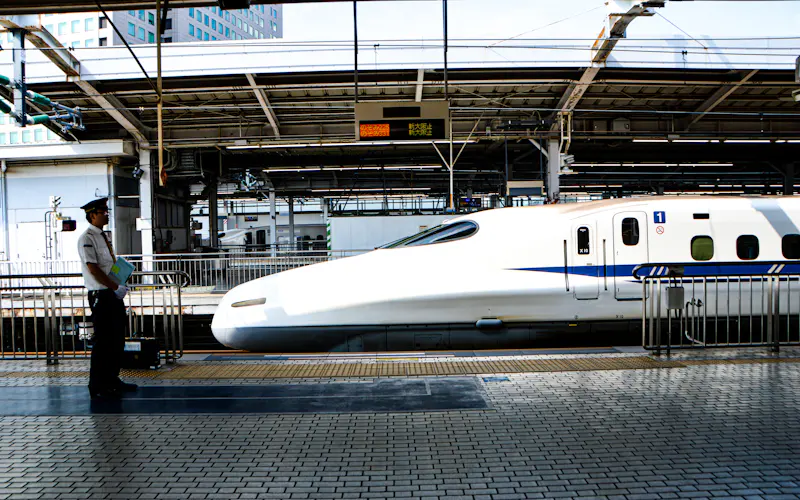駅に停車する新幹線