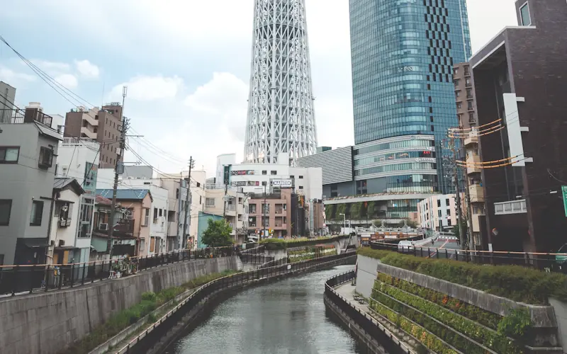 川ごしに見える高い塔