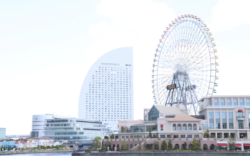 海辺の街と大観覧車
