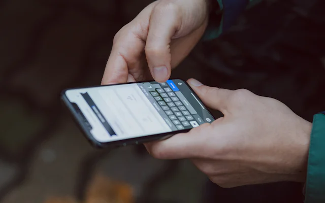 スマートフォンを操作する手